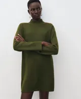 Vestido corto de punto color verde militar, con cuello alto, mangas largas y detalle de botones dorados en el hombro.