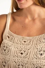Top de algodón con diseño de tejido crochet y calce al cuerpo, con breteles finos y ruedo con terminación ondulada.