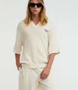 Bermuda masculina confeccionada en mezcla de algodón y lino con textura ligera, cintura elástica ajustable con cordón y bolsillos laterales.