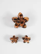 Set de tres broches para el cabello con forma de flor de hibisco, en tono carey translúcido. Incluye un broche grande y dos broches pequeños.