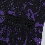 Musculosa de básquet negra con estampado abstracto en gris y rojo. Incluye el nombre "Chicago" y el número "8" en rojo con borde blanco.