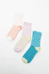 Set de tres pares de medias de caña media con diseños combinados: un par blanco con lunares color durazno y rayas horizontales en el tobillo, un par lila con lunares amarillos y rayas horizontales en el tobillo, y un par celeste con lunares azules y rayas horizontales en el tobillo.