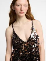 Vestido corto de lentejuelas color rojo y fucsia, con tirantes finos.