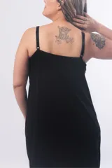 Camisón maternal de modal negro con detalle de puntilla bicolor en el busto. Cuenta con breteles regulables con clip para lactancia y elástico bajo el busto para mayor sujeción.