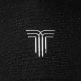 Gorro negro con logo plateado bordado en el frente.