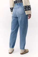 Pantalón babucha de denim celeste, tiro alto, con elástico en la cintura y en los tobillos.