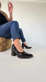 Zapatos de tacón ancho color negro, con punta fina, hebilla lateral y combinación de texturas lisas, efecto charol y animal print tipo cocodrilo.
