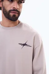 Buzo de felpa oversize con cuello redondo, diseño de estrellas y texto estampado en la espalda, confeccionado en mezcla de algodón y poliéster.