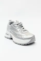 Zapatillas chunky color blanco y beige, con base robusta de 5,5 cm de altura.