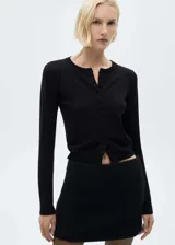 Falda corta de tejido tweed con diseño evasé y cierre de cremallera invisible en la parte posterior.