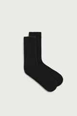 Calcetines negros de punto con diseño de canalé y acabados en rib.
