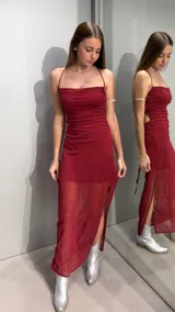 Vestido largo bordó con brillos, escote recto, tirantes finos regulables, espalda descubierta y tajo lateral en la falda.