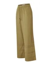 Pantalón de tiro alto color verde militar, confeccionado en mezcla de lino orgánico y viscosa, de corte recto y holgado. Cuenta con cintura elástica con cordón de ajuste adornado con cuentas de madera y detalles de broderie tono sobre tono en los laterales y en la parte inferior de las piernas.