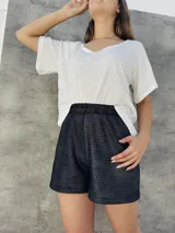 Short color beige con textura tejida y cintura elastizada.