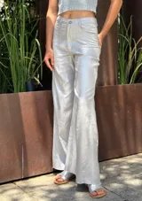 Pantalón blanco de corte palazzo, tiro alto y cintura elástica. Confeccionado en tela ligera con textura.