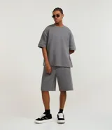 Remera oversize de algodón color gris, con cuello redondo, manga corta y sisa desplazada, de la marca Blue Steel.