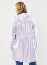 Chaqueta impermeable y cortaviento color lila brillante, con capucha y cierre frontal blanco. Presenta ajuste de cordón en la cintura para un calce ceñido y puños elásticos.
