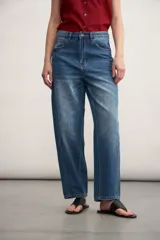 Pantalón de jean celeste de corte amplio, con cintura alta y bolsillos delanteros y traseros.