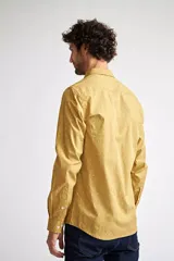 Camisa clásica de hombre, color rosa con microestampado, de corte slim, manga larga y logo bordado en el pecho.