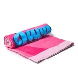 Toalla de playa fucsia con diseño de rayas onduladas en tonos de rosa y celeste, y la palabra "Larry" en celeste con sombra azul marino.