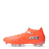 Championes de fútbol Puma Future 9 Match FG/AG, color naranja vibrante con detalles en blanco y plateado. Presenta un diseño de corte medio con estructura tejida y suela con tapones diseñados para césped natural y artificial.