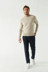 Sweater de punto para hombre con escote redondo, mangas largas y logo bordado en el pecho. Presenta un diseño clásico de calce regular.