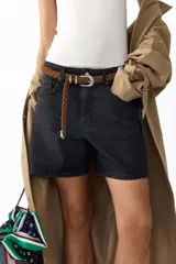 Short de denim negro de talle alto con diseño de cinco bolsillos y cierre de cremallera con botón.