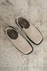 Botines Chelsea de cuero negro, con elástico lateral y suela track.