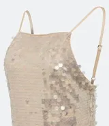 Vestido corto con escote cuadrado y breteles finos ajustables, confeccionado en tejido de lentejuelas metalizadas con forro.