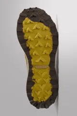 Zapatilla deportiva de trail running color beige con detalles en marrón. Presenta una parte superior de tejido técnico transpirable, refuerzos en puntera y talón, sistema de ajuste rápido con cordones técnicos y entresuela con tecnología de amortiguación y acabado moteado.