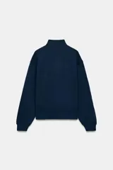 Sudadera roja de cuello alto con cierre frontal de cremallera y diseño de manga larga, con interior en tono contrastante.