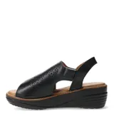 Sandalias de cuero negro con plataforma baja, diseño de puntera abierta y detalle de perforaciones decorativas en la capellada. Cuenta con ajuste mediante velcro en la parte posterior.