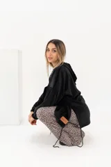 Pantalón calza tiro alto de corte flare con estampado animal print de leopardo.