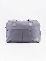 Bolso de viaje gris con doble asa corta y correa larga regulable.