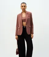 Pantalón de sastrería color bordó, con modelaje barrel, cintura estructurada, pasadores para cinturón y piernas amplias con ruedo levemente afinado.