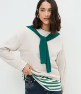 Blusa básica de corte regular, confeccionada en tejido de algodón y poliéster. Presenta cuello redondo, mangas largas con puños ajustados y diseño liso sin estampados.
