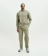 Pantalón deportivo de corte recto con ajuste levemente afunilado, confeccionado en tejido técnico con cintura elástica ancha. Presenta bolsillos laterales y bolsillo trasero embutido con acabado limpio.