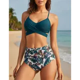 Bikini de dos piezas con corpiño negro tipo crop top con diseño cruzado y bombacha de tiro alto con estampado animal print de leopardo.