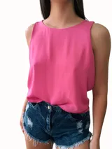 Blusa rosa sin mangas con espalda descubierta y lazo en la cintura.