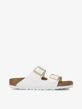 Sandalias Birkenstock Arizona blancas con dos correas ajustables con hebillas doradas y plantilla anatómica de corcho y látex.