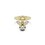 Anillo con baño en tono oro de la colección Idyllia, con motivo central de abeja decorado con cristales transparentes, amarillos y esmalte negro. La banda del anillo presenta cristales en pavé y un mecanismo ajustable.
