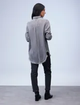 Camisa celeste de tencel marca Hester & Orchand, con cuello con solapa, escote en V, abertura central con botones, bolsillo aplicado y ruedo desflecado.