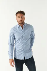 Camisa de manga larga para hombre, color azul claro con microestampado de cuadros. Presenta un corte slim y cuello abotonado.