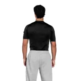 Remera térmica de manga corta Umbro, diseñada con ajuste al cuerpo para conservar el calor y evacuar la humedad. Presenta un diseño liso y deportivo, ideal para actividades físicas.