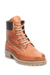 Borcego de cuero color marrón con cuello acolchado en contraste color negro, cordones al tono y suela de goma dentada.