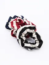 Set de tres scrunchies de tela a rayas en colores azul, rojo y negro.