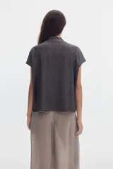 Blusa de jersey shiny color off-white, de manga corta, con cuello alto y calce holgado.