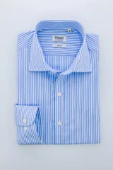 Camisa de vestir a rayas verticales celestes y blancas, de corte slim fit y cuello italiano.