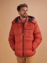 Campera puffer color naranja con capucha, cierre frontal y bolsillos laterales.