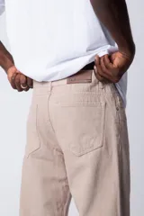 Pantalón color beige de gabardina, corte recto y estilo casual.